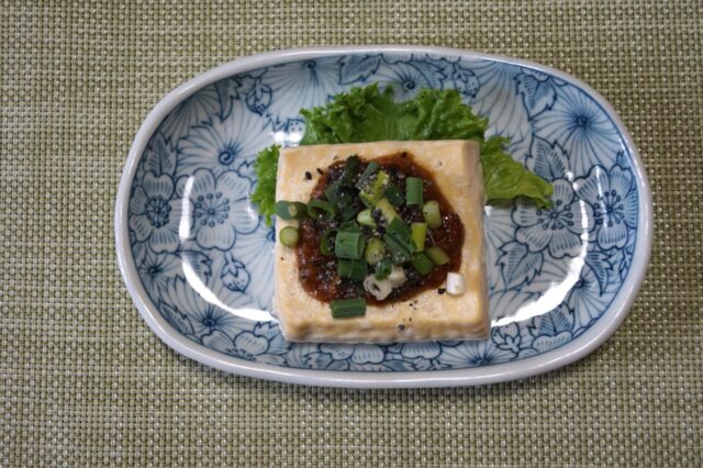 蒸し豆腐のネギ味噌ダレ