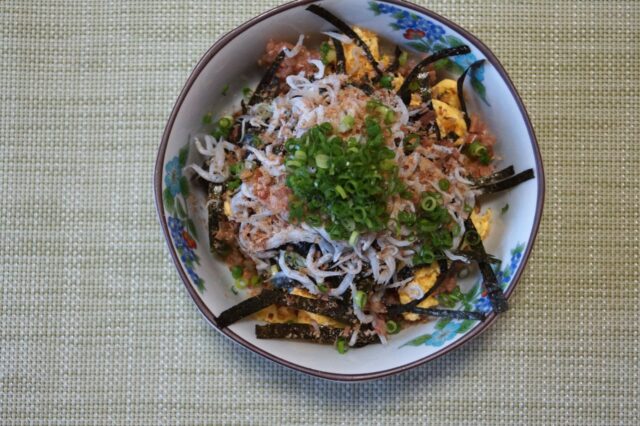 卵とわかめのシラス丼