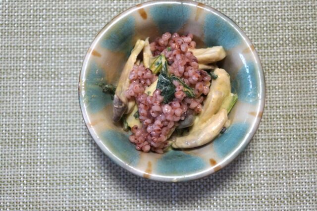 青菜ときのこと高きびのカレーマヨ和え