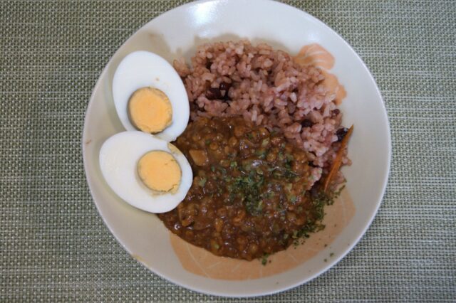 高きび入りキーマカレー(茹で卵添え)