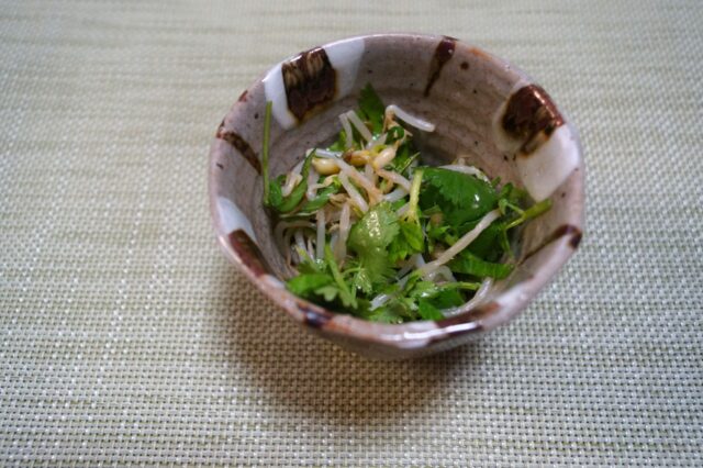 もやしとセロリとパクチーのサラダ